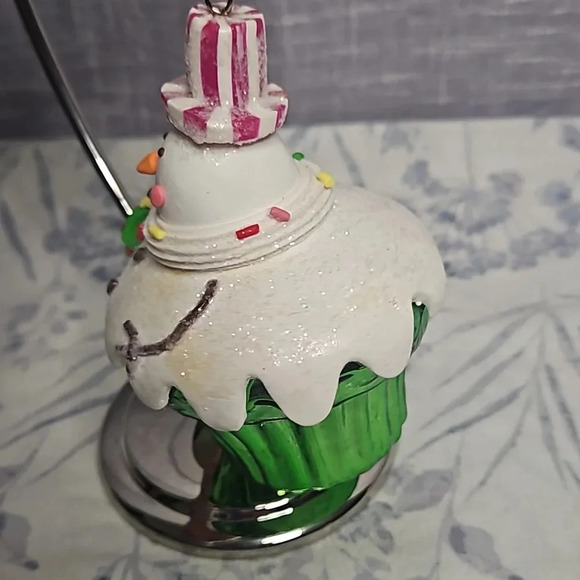 CUPCAKE ORNAMENT - Picture 5 of 6